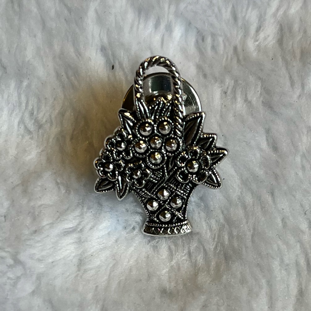 Avon vintage 1982 flower basket pin